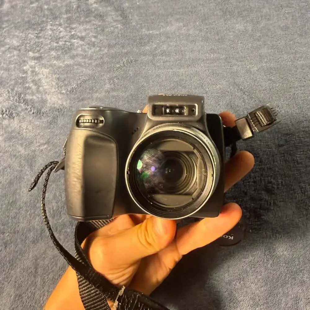 Kodak EasyShare DX6490 4.0 MP Digital Camera with Case Logic Case and Charger